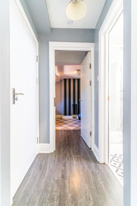 2 - Bed Haven With Free Parking Apartment