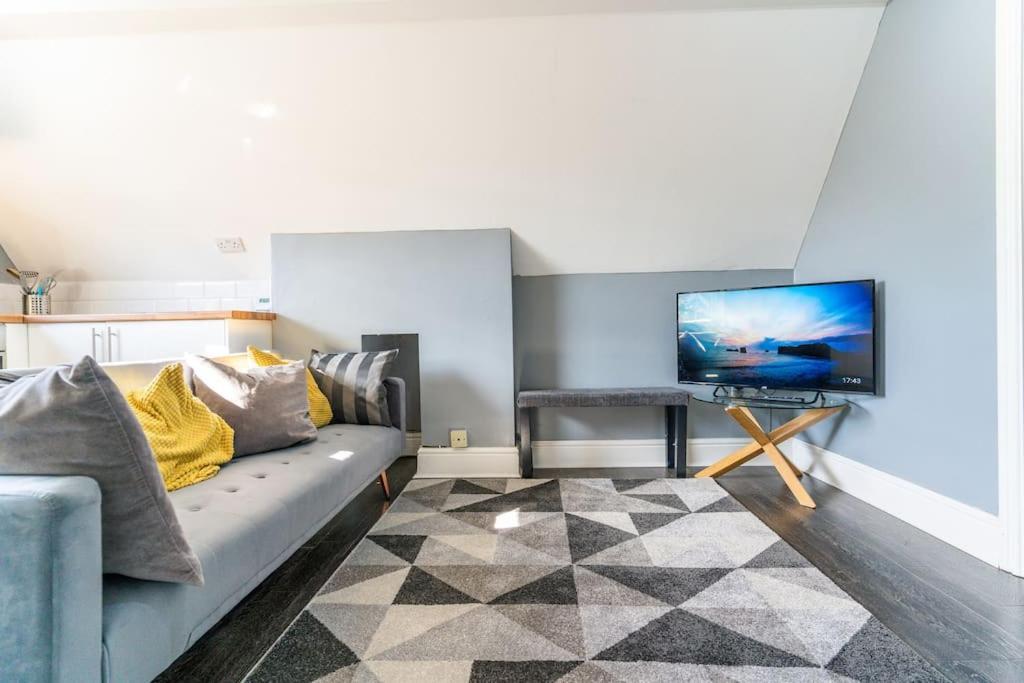 2 - Bed Haven With Free Parking Apartment *