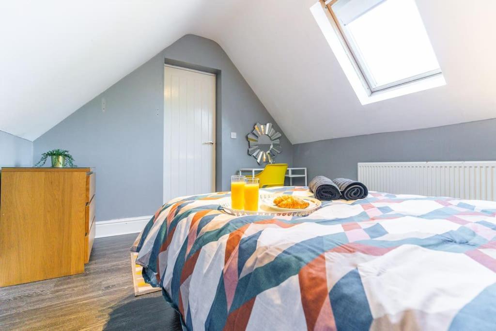 2 - Bed Haven With Free Parking Apartment